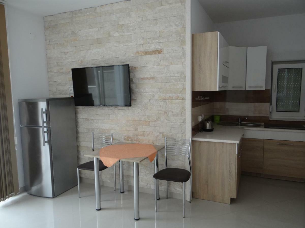 Jamnik Appartement Ražanj Buitenkant foto
